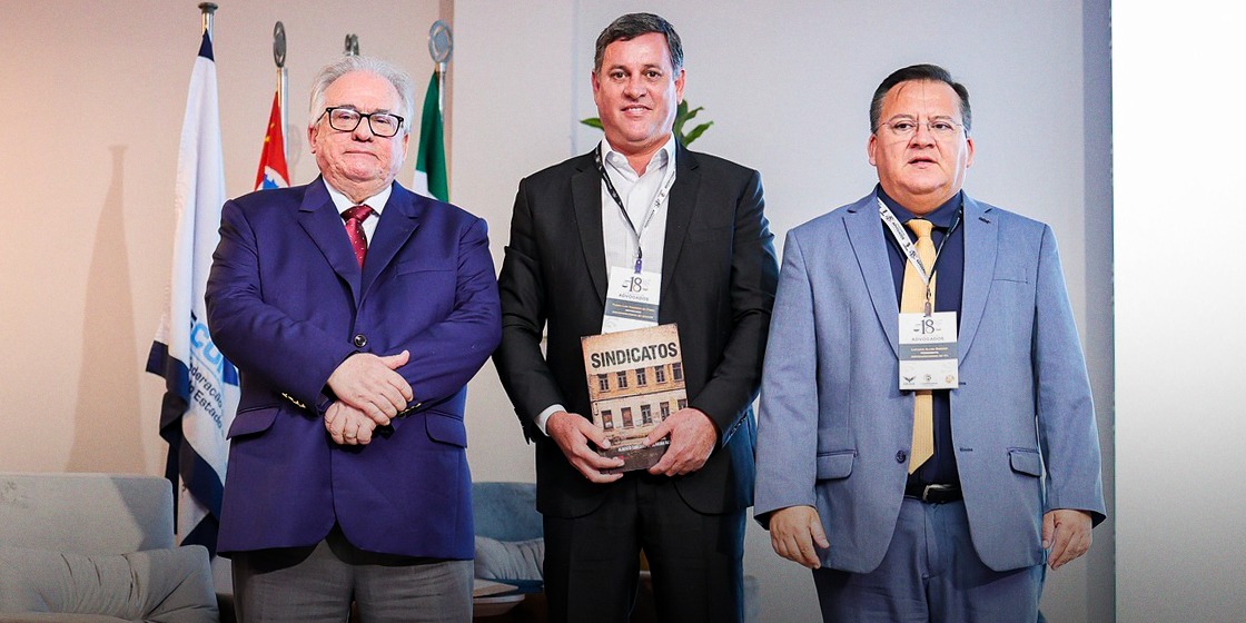 CONHECIMENTO E ATUALIZAÇÃO JURÍDICA | Dr. Fábio Yanssen é sorteado com livro sobre sindicalismo no 18º Encontro de Advogados